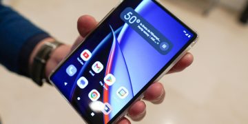 Motorola Rizr apžvalga – naujas kompanijos konceptas išsivyniojamu ekranu