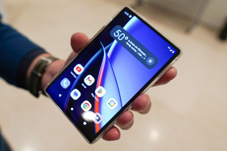 Motorola Rizr apžvalga – naujas kompanijos konceptas išsivyniojamu ekranu