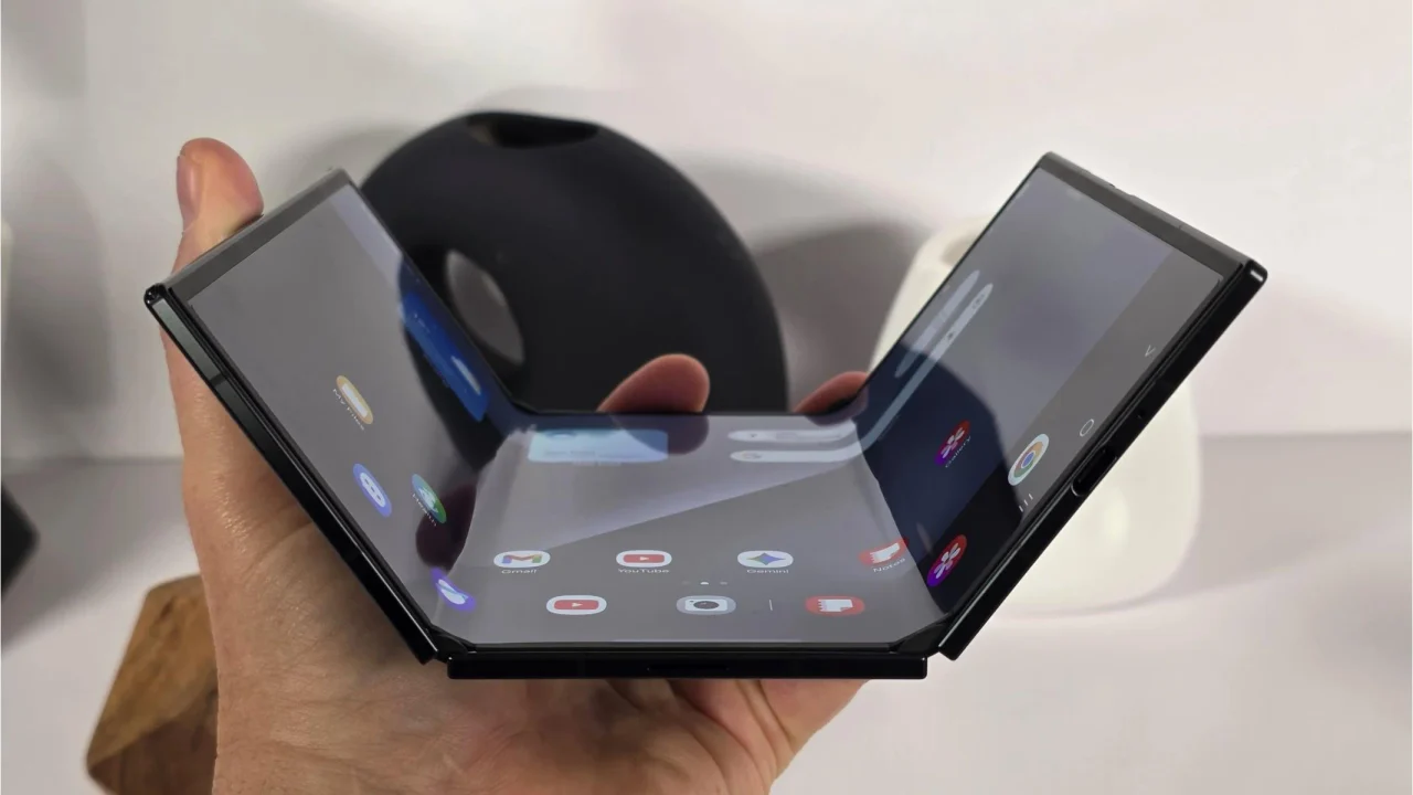 Galaxy Z TriFold pusiau atlenktas